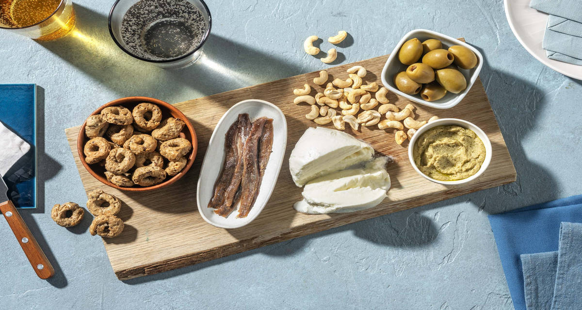 Aperitivo Extra S Taralli multicereali 200g | Mozzarella di Bufala DOP 125g | Alici sott'olio 46g | Patè di olive e carciofi 110g | Anacardi 40g | Olive 60g