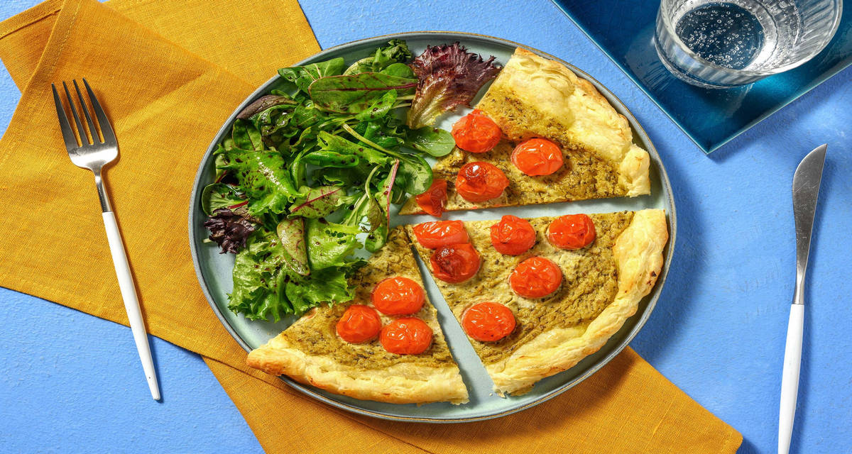 Tarte fine aux tomates cerises & pesto avec de la crème fraîche & une salade
