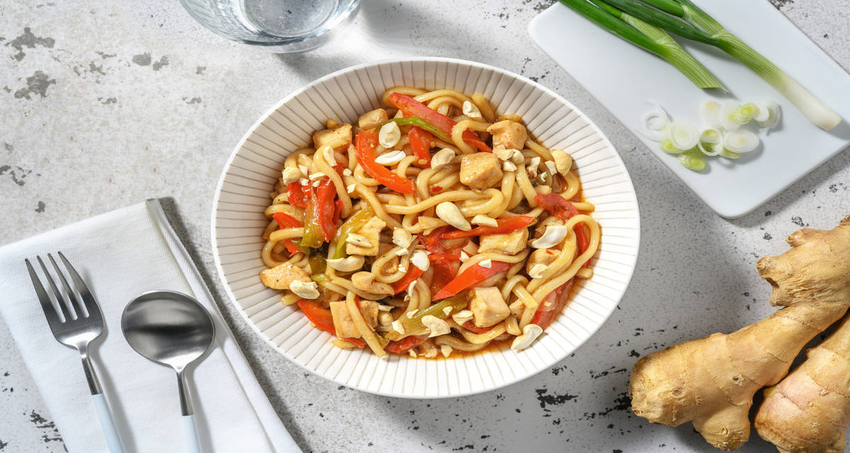 Nouilles udon sautées au poulet avec des légumes & des noix de cajou