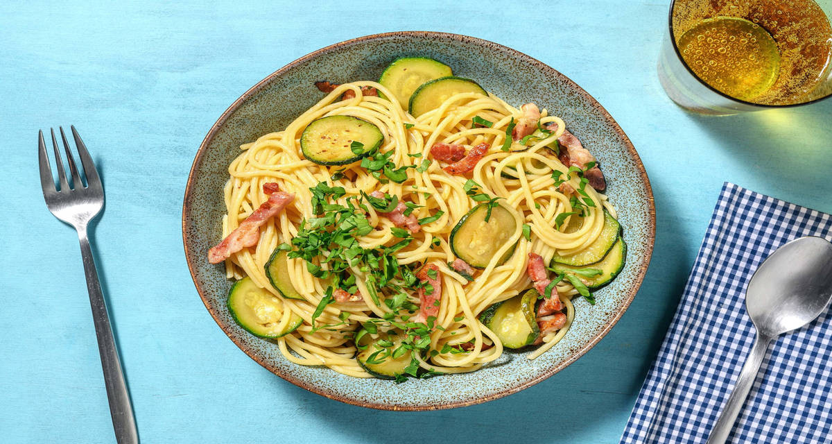 Spaghetti aux lardons & courgette avec du fromage, du citron & du persil