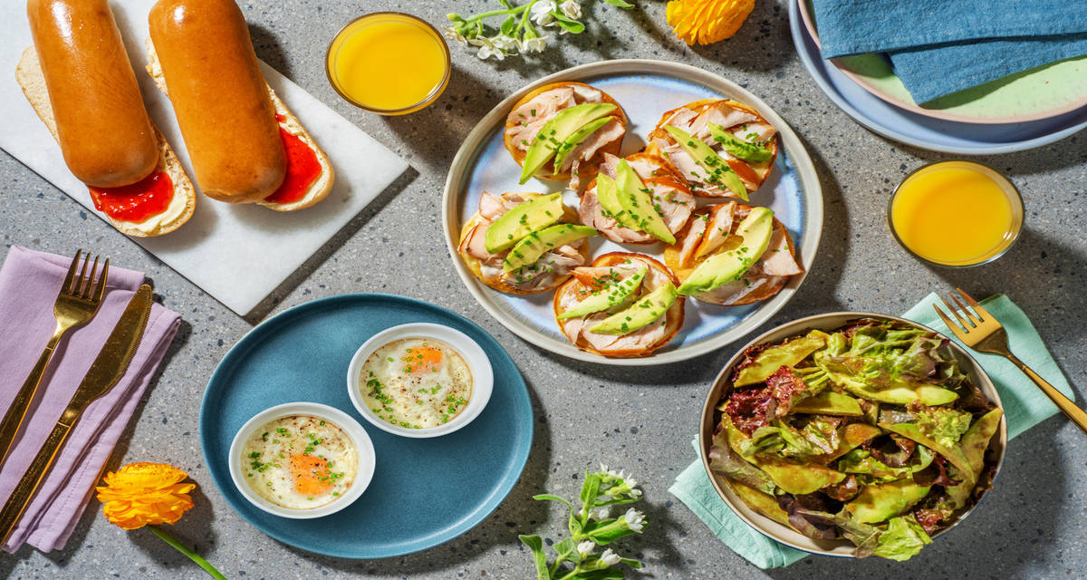 Brunch : blinis au saumon & avocat avec des œufs cocotte & du pain brioché