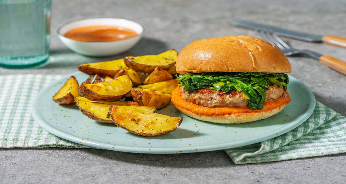 Hamburger di salsiccia con crema di peperoni ai profumi messicani, patate e spinaci