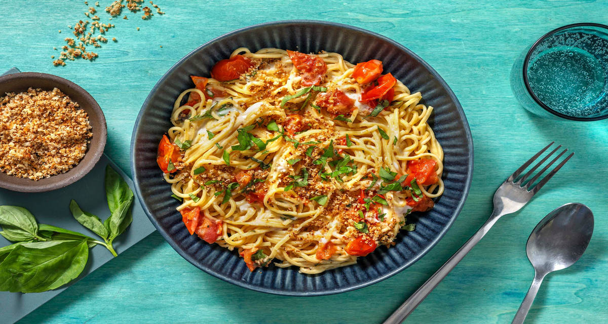 Spaghetti al pesto rosso trapanese e gamberi con Pecorino Romano Dop, pomodorini e mandorle