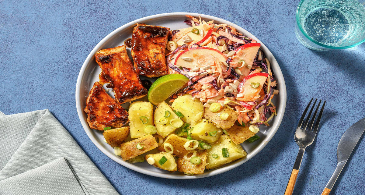 BBQ-glaceret svinemørbrad med cremet æbleslaw og kogte kartofler
