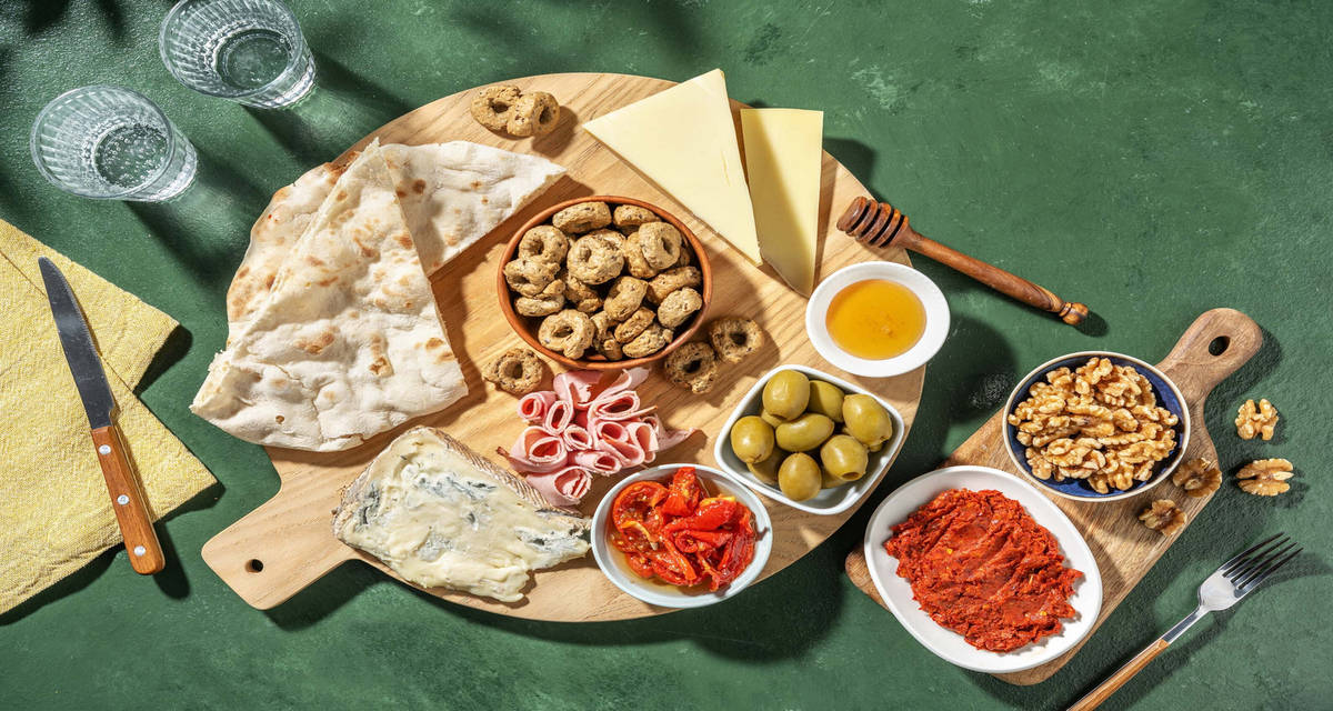 Aperitivo Extra L Taralli multicereali 200g | Gorgonzola DOP dolce 100g | Prosciutto cotto 70g | Fontal 200g | Noci 20g | Miele di acacia e sulla 5g | Pinsa 230g | Nduja 125g | Pomodorini secchi 60g | Olive verdi 30g