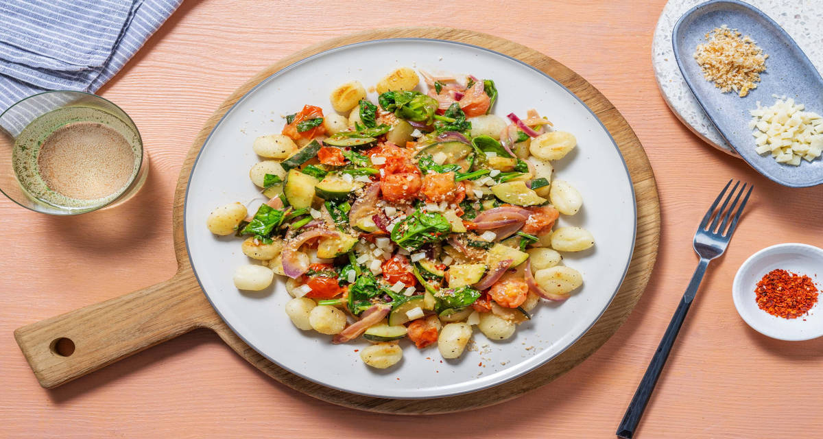 Gyllenstekt gnocchi med kryddig tomatsås och krispig pangrattato