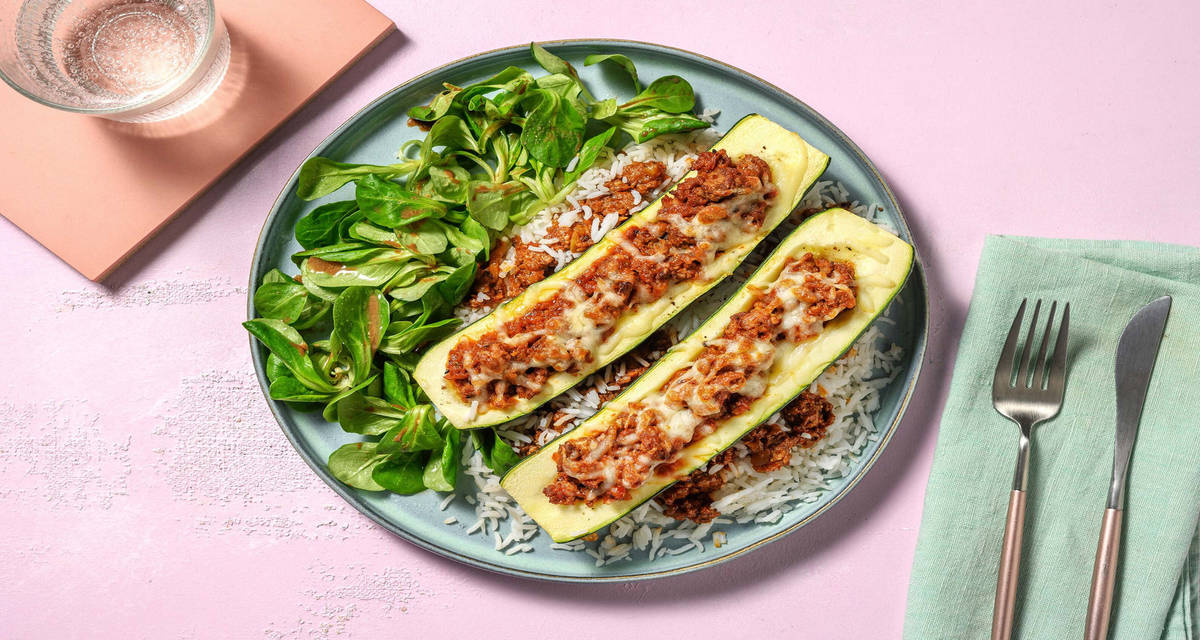 Courgette farcie au bœuf haché & riz avec du cheddar & une salade