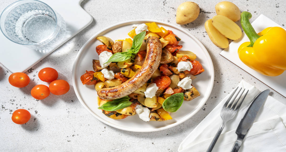 Saucisse de Toulouse & ses légumes estivaux avec des pommes de terre & du basilic