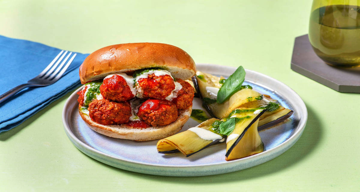 Burger con polpette al sugo e mozzarella melanzane grigliate e salsa al basilico