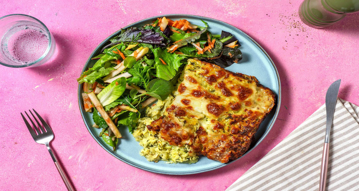 Schiacciata filante di patate e zucchine con mozzarella e insalata fantasia