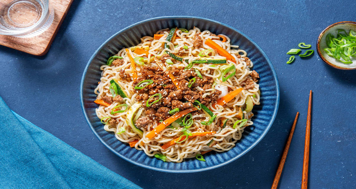 Ebi noodles alle mazzancolle e salsa teriyaki con zucchine, cipollotto e semi di sesamo