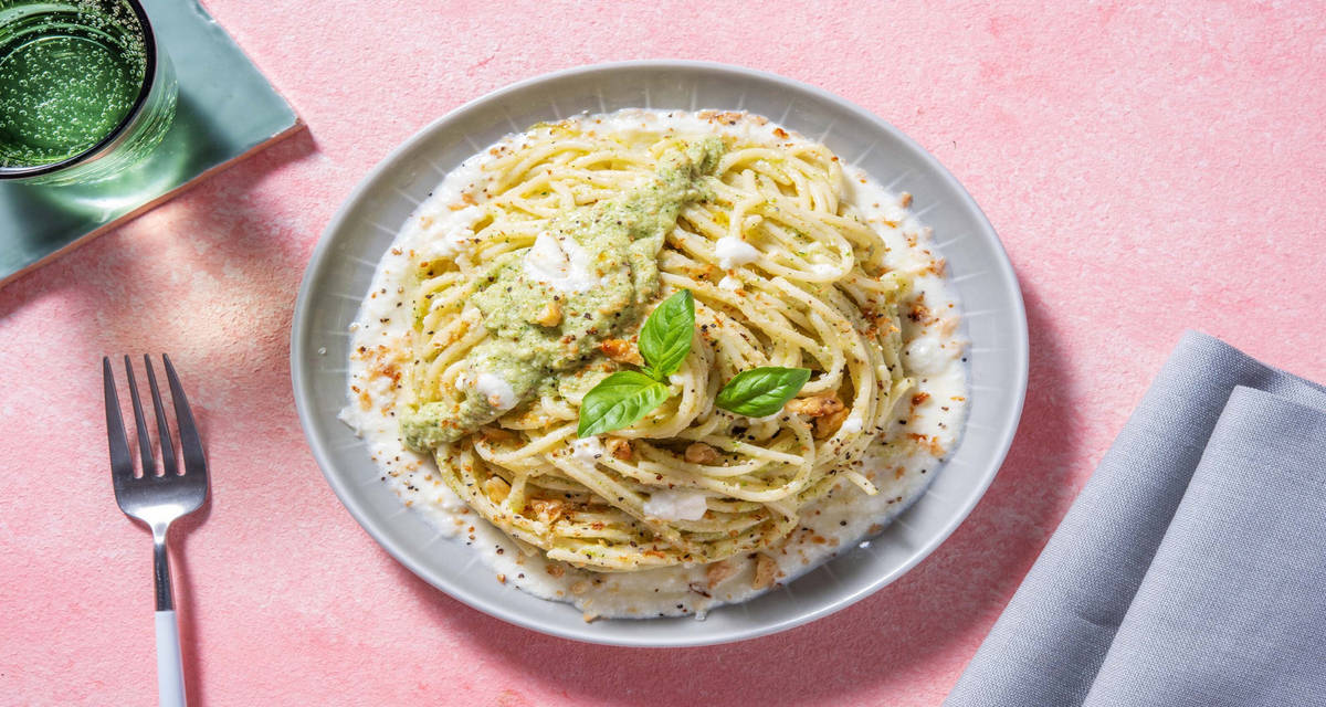 Spaghettoni alla crema di mozzarella con pesto di zucchine e crumble di noci
