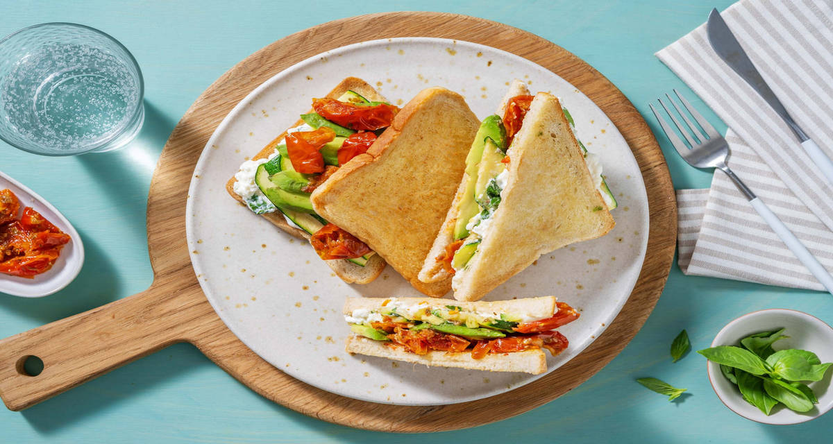 Avocado sandwich mediterraneo con stracchino, pomodori secchi e zucchine