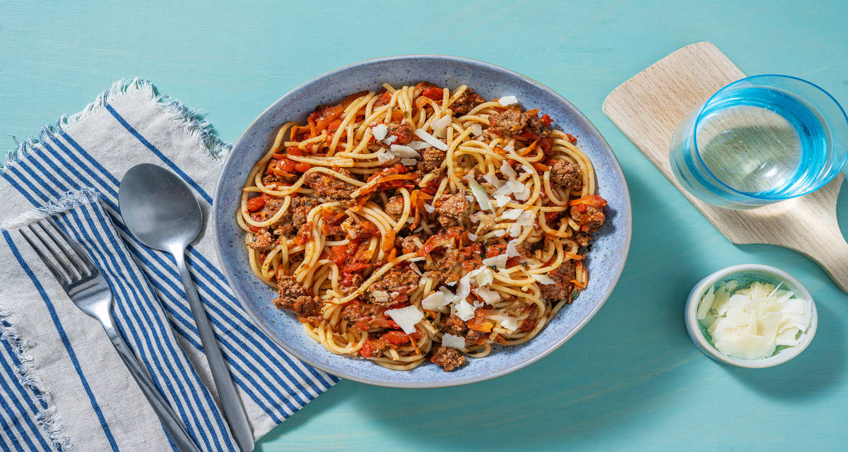 Hurtig oksekødsragù med spaghetti og høvlet ost