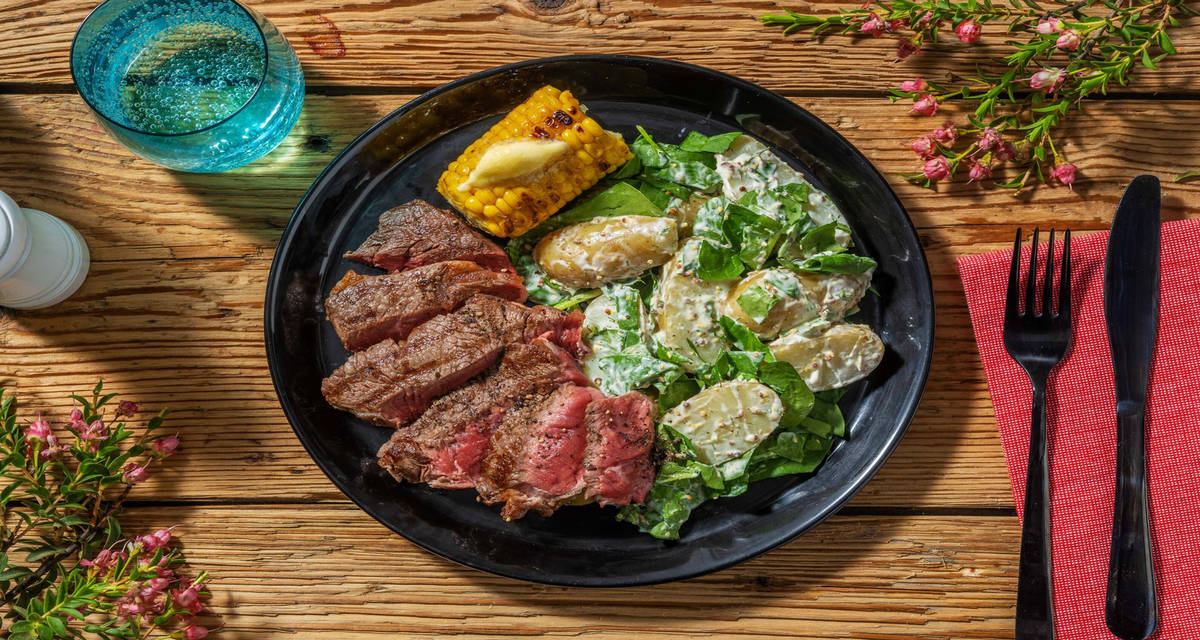 Grillad ryggbiff och italienskt ostsmör med krämig potatissallad och majskolv