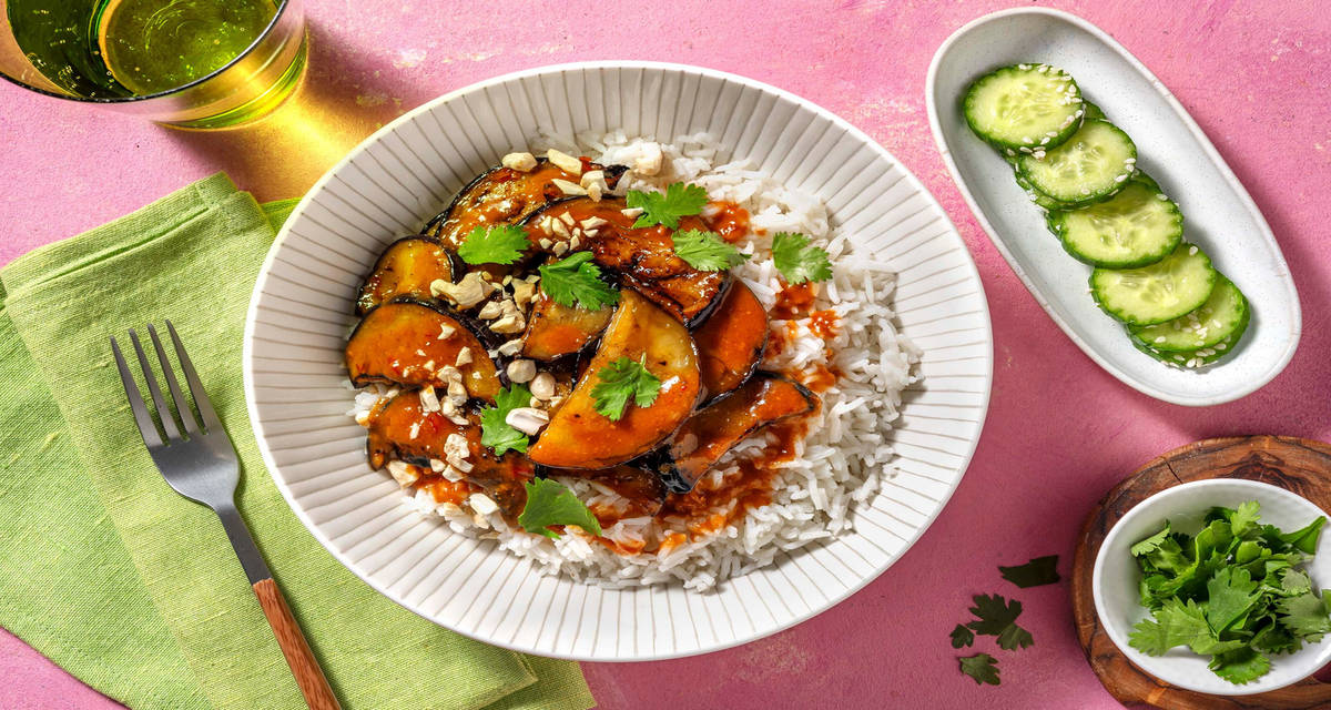 Aubergine sautée & sauce chili-cacahuètes avec du riz à la citronnelle & de la coriandre
