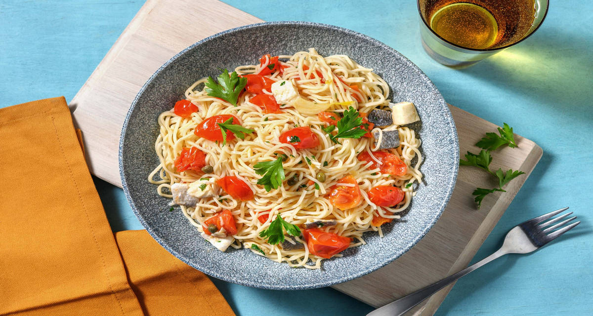 Spaghettoni alla mediterranea orata e datterini con capperi, mandorle e prezzemolo