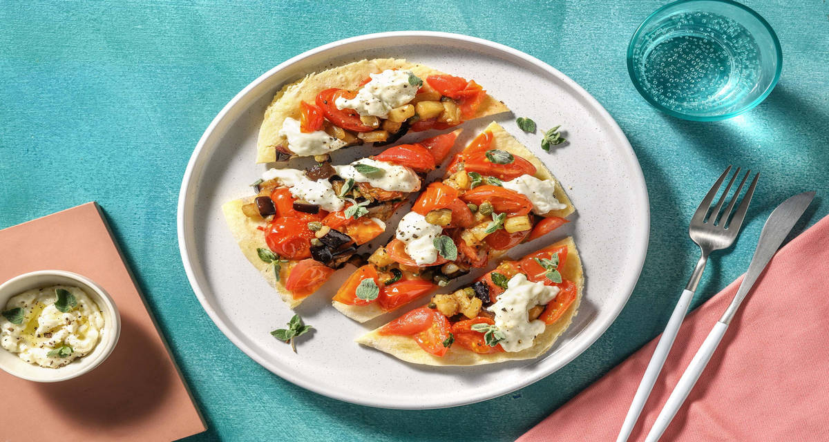 Naan speziato alla greca con melanzane arrostite, crema di stracchino e pomodorini