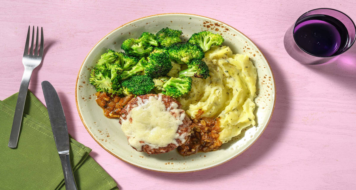 Steak haché au cheddar & sauce à l'oignon avec une purée au thym & du brocoli