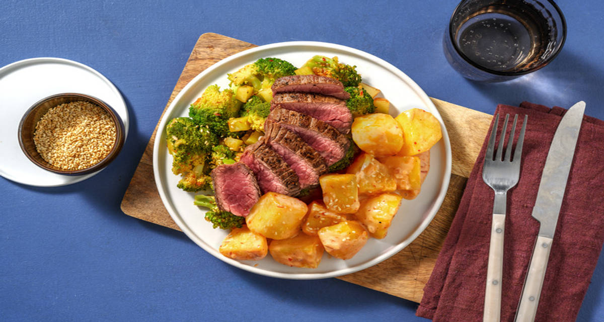 Entrecote met geroerbakte broccoli met sambal-aardappelsalade en sesamzaadjes