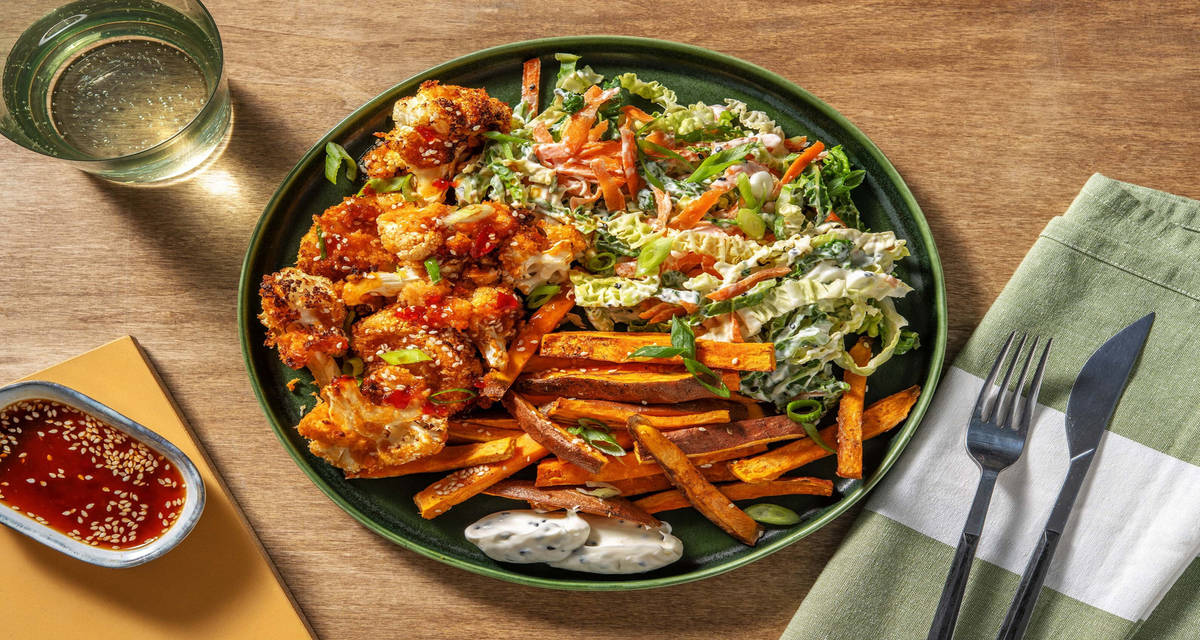 Spicy pankoblomkål med søde sesamfritter og cremet kålsalat
