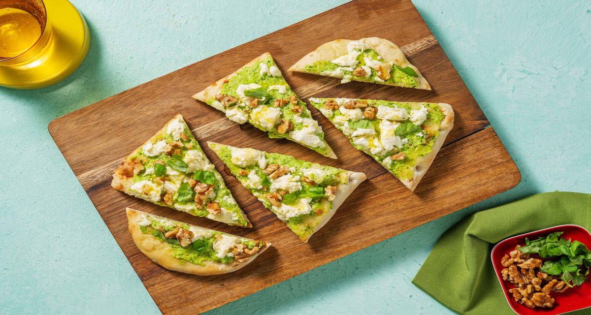 Pinsa al pesto di edamame e pecorino Dop con mozzarella, basilico e noci