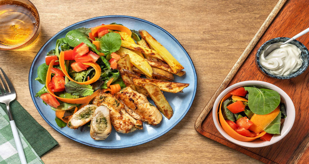 Involtini di pollo "della mamma" con patate arrosto e insalata mista