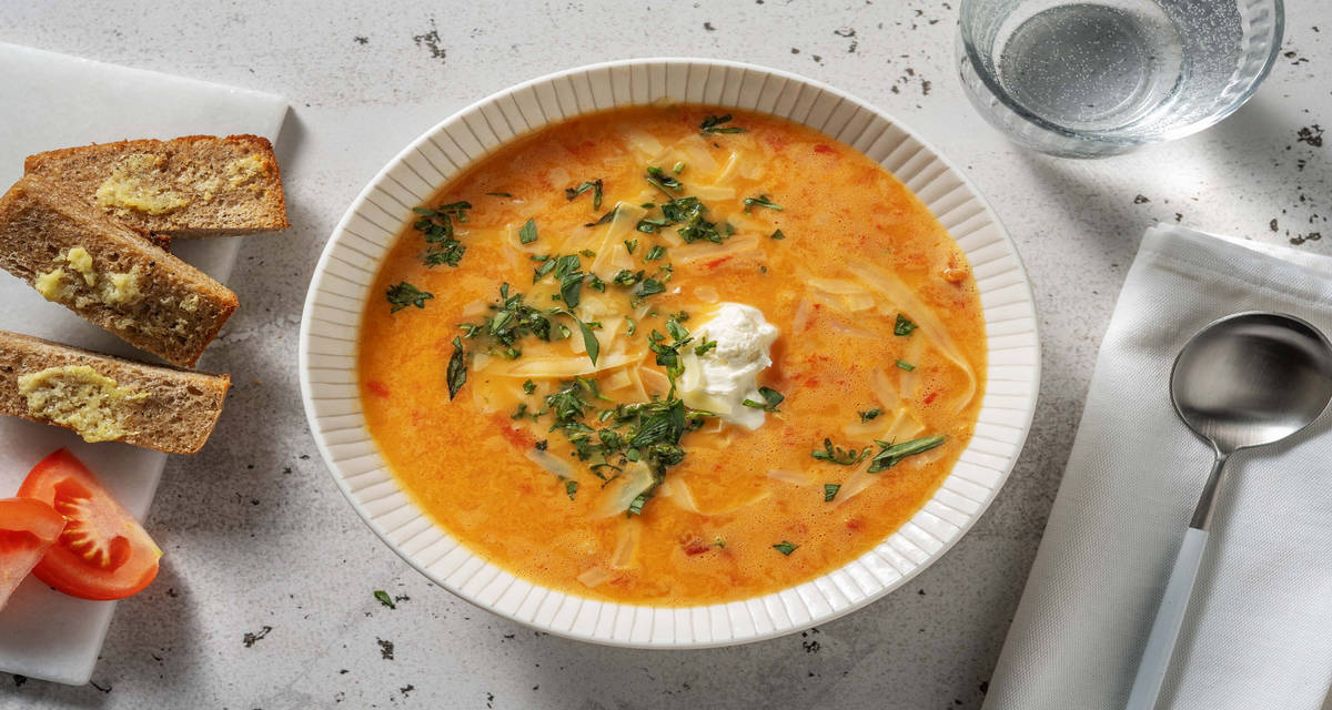 Soupe de tomate & poivron au couscous perlé crème aigre, estragon et gressins maison