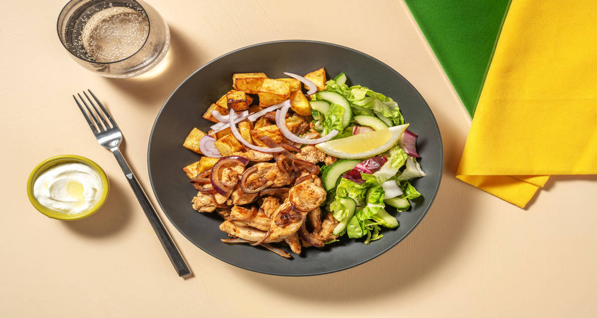 Assiette shawarma poulet & sauce labneh avec des pommes de terre rôties & une salade