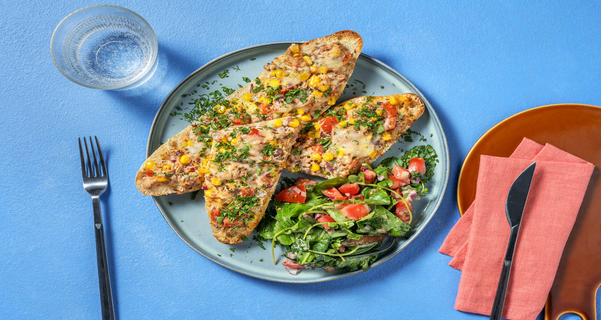 Fondant au thon maison sur baguette maïs, salade de tomate et herbes fraîches