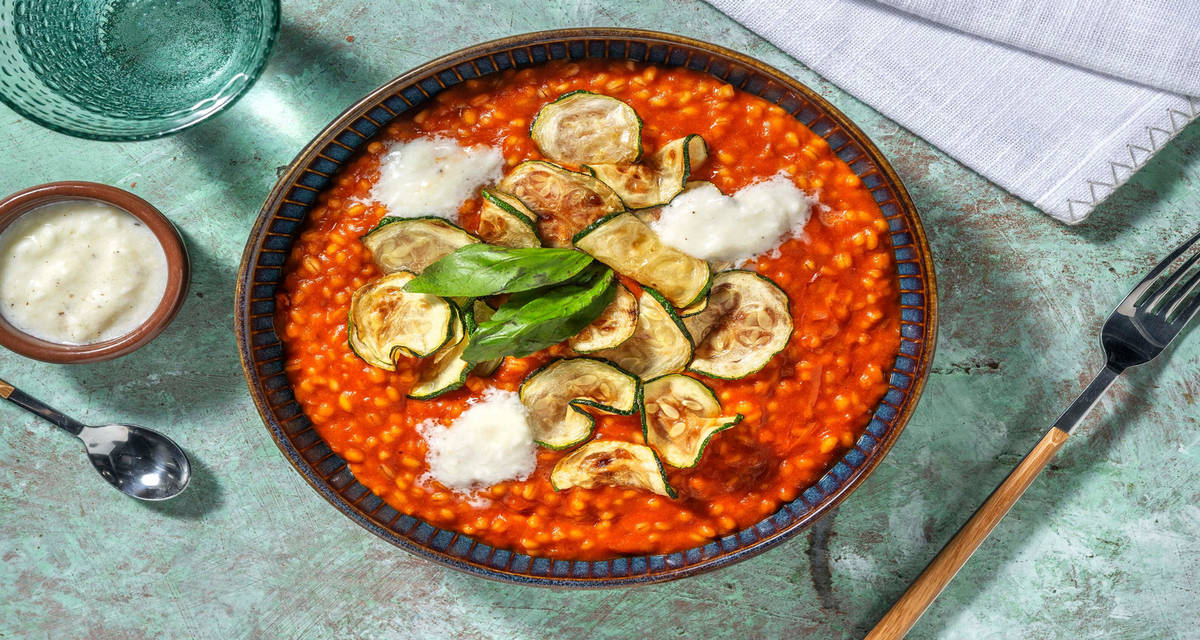 Orzotto al pomodoro con crema di bufala con chips di zucchine e basilico fresco