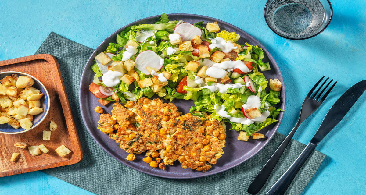 Pandestegte kikærtefritters med sprød fattoushsalat og hvidløgsyoghurt