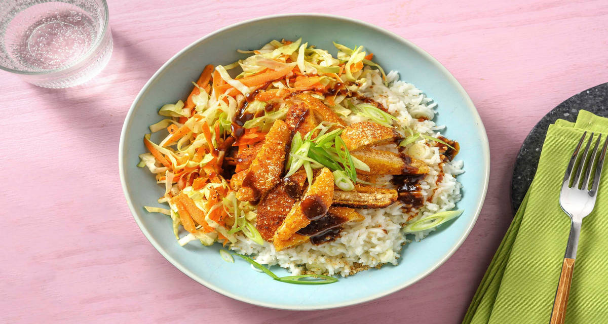 Knoflook-gemberrijst met vegetarische schnitzelreepjes met zoetzure rauwkost, gomasio en zoete Aziatische saus