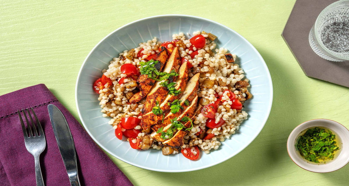 Pollo aromatico alla paprika e chimichurri con couscous grosso, melanzane e pomodorini