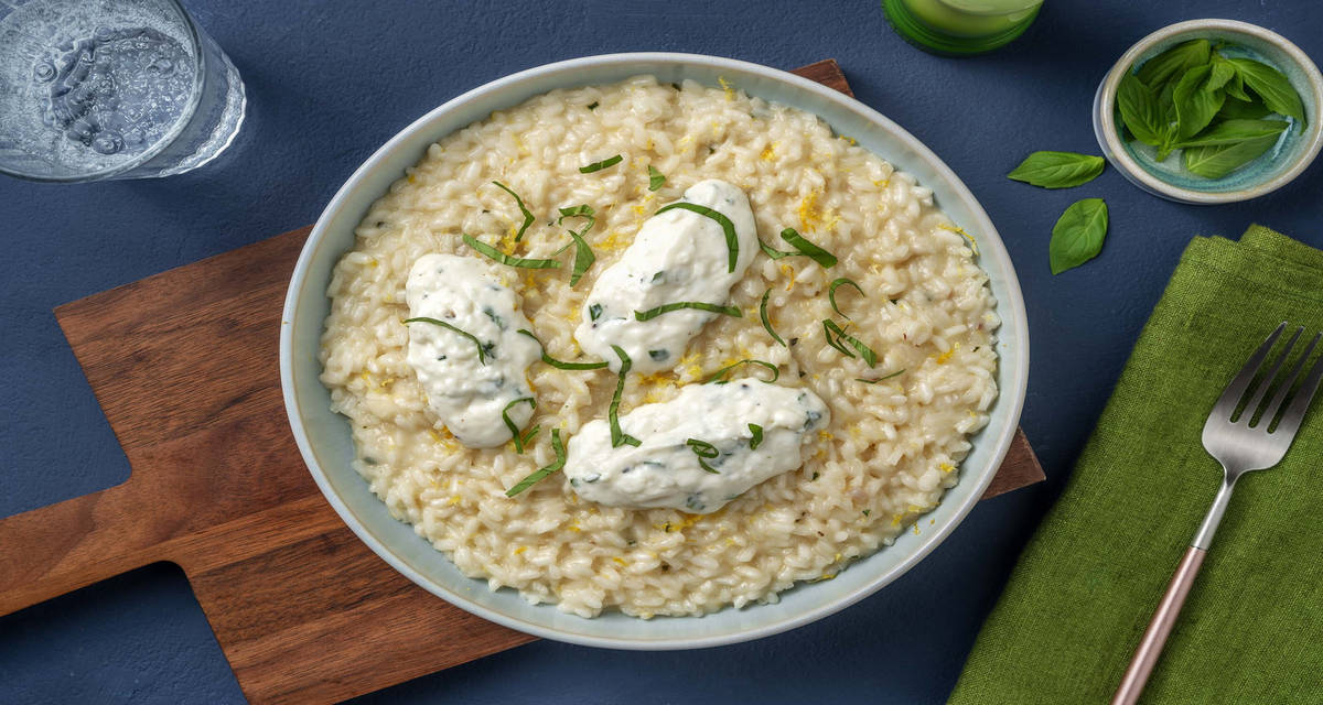 Risotto bianco allo stracchino e limone con pinoli, formaggio e aneto