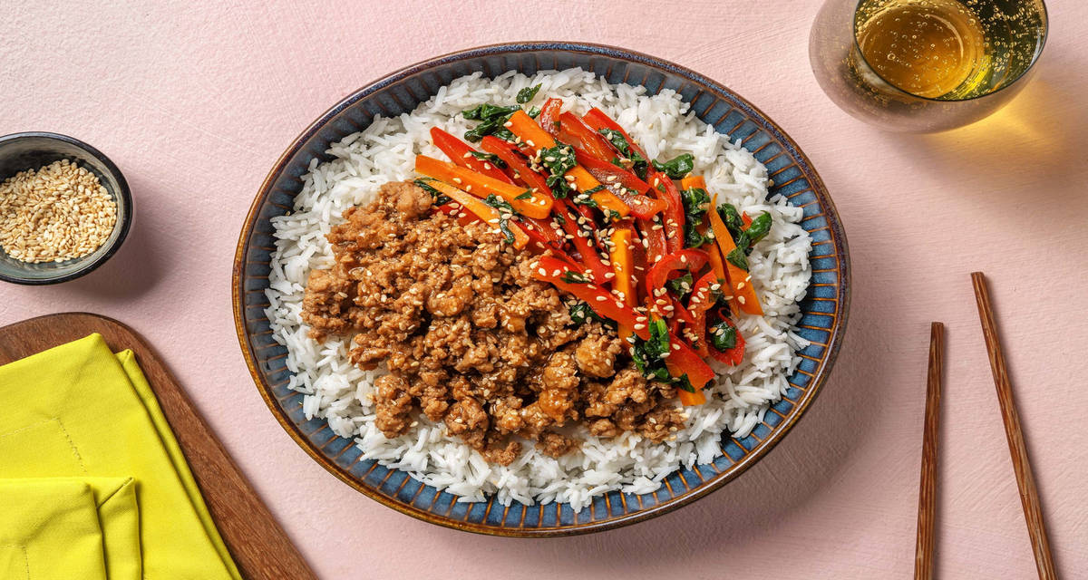 Pollo in salsa hoisin e riso Jasmine con wok di spinaci, carote e peperoni