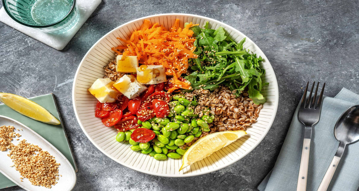Pokè di formaggio greco e pomodorini confit con edamame, carote e rucola