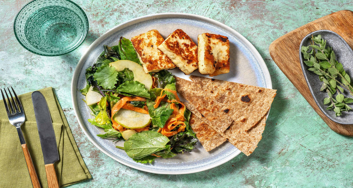 Insalata di formaggio grigliato, pere e carote con dressing al miele e senape