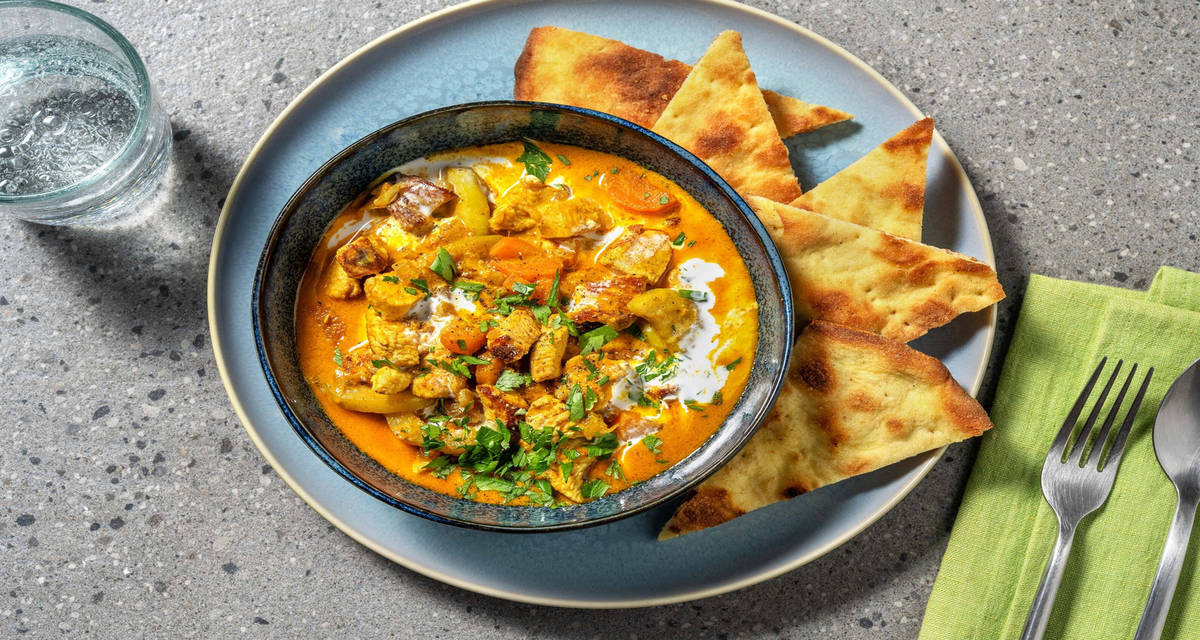 Curry cremoso di pollo e verdure con latte di cocco e naan croccante