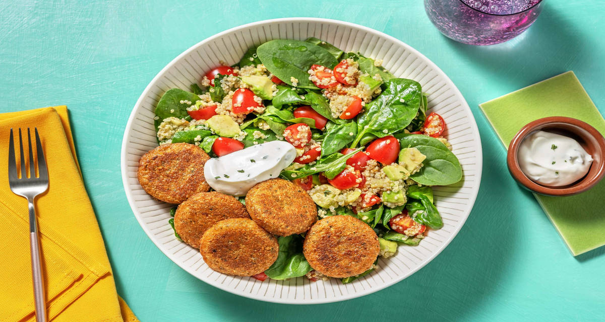 Insalata fresca di quinoa e avocado con falafel croccanti e salsa yogurt al timo limonato