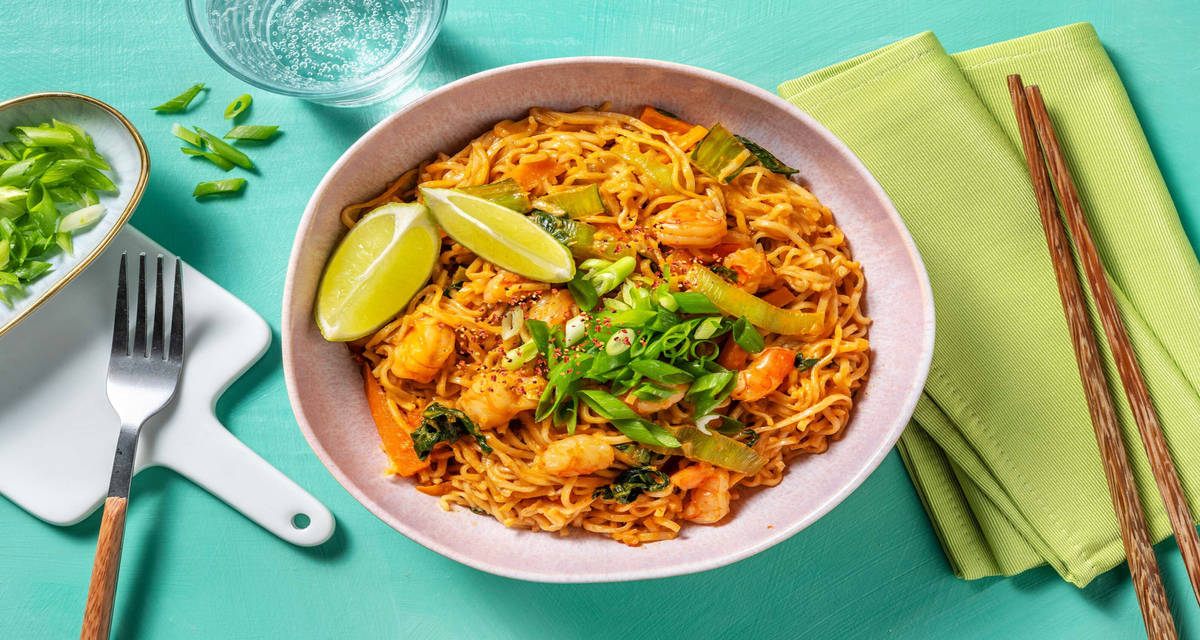 Mild röd räkcurry med nudlar och ingefärsstekt pak choi