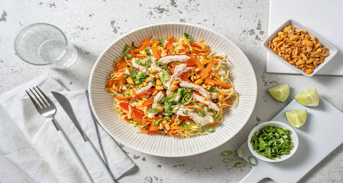 Salade asiatique froide au poulet effiloché avec des cacahuètes caramélisées piquantes