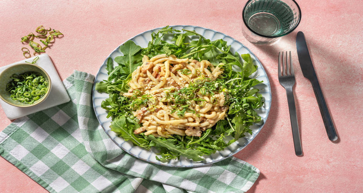 Udon façon carbo-miso avec du pecorino & des graines de sésame