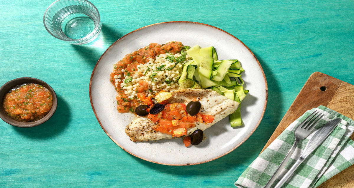 Orata al cartoccio e couscous perlato al sugo fresco con zucchine tenere, olive leccino e pomodoro