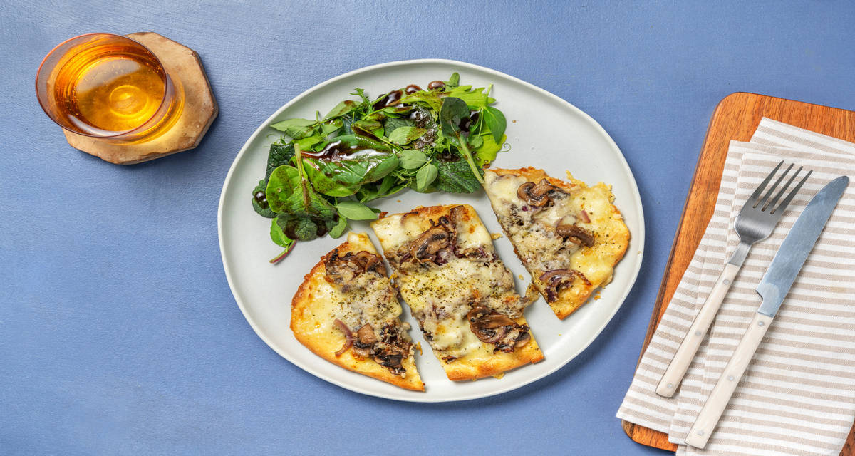 Pizza naan bianca aux champignons avec de la mozzarella & des épices italiennes