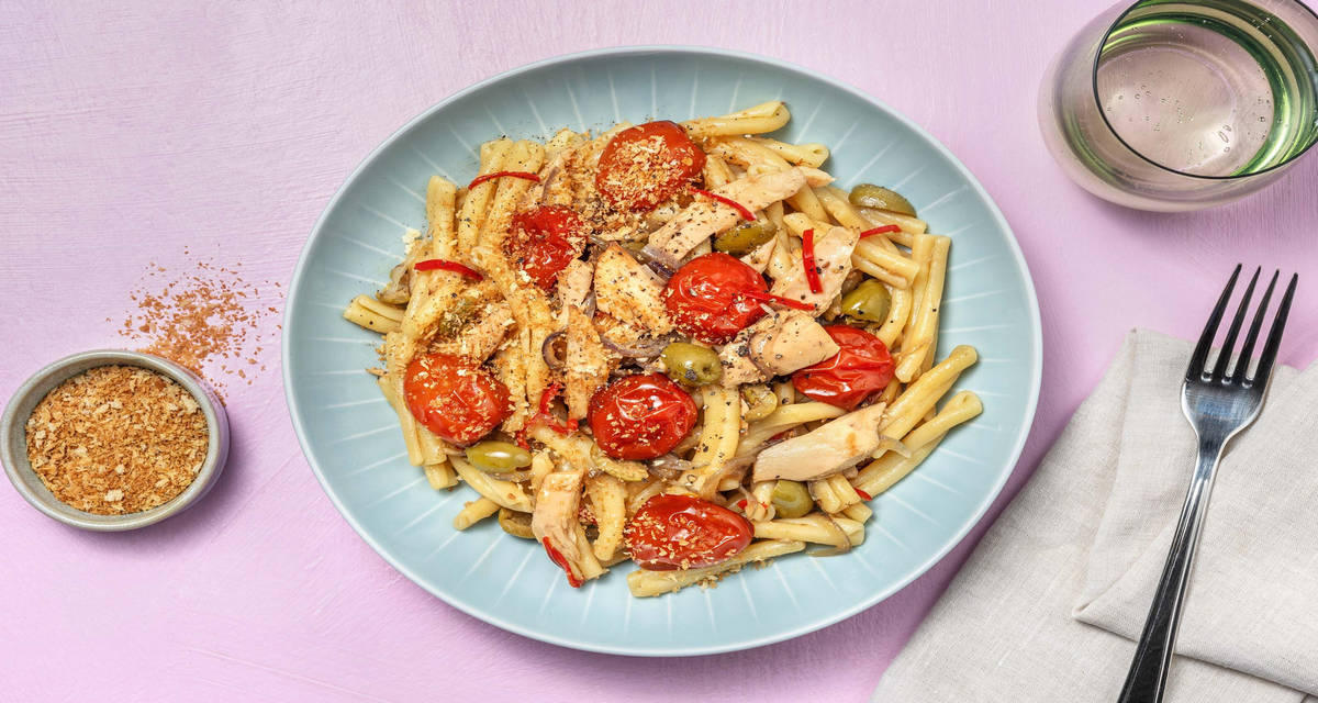Strozzapreti al sugo di sgombro con pomodorini confit e olive