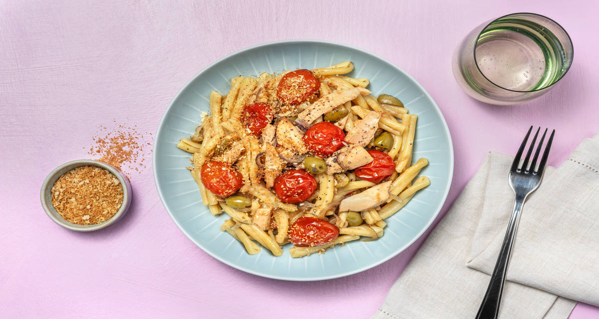 Strozzapreti allo sgombro e olive con pomodorini caramellati e briciole croccanti