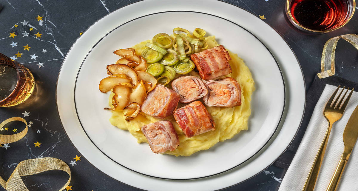 Rollè di salmone e pancetta croccante su crema di patate, porri e pere al rosmarino