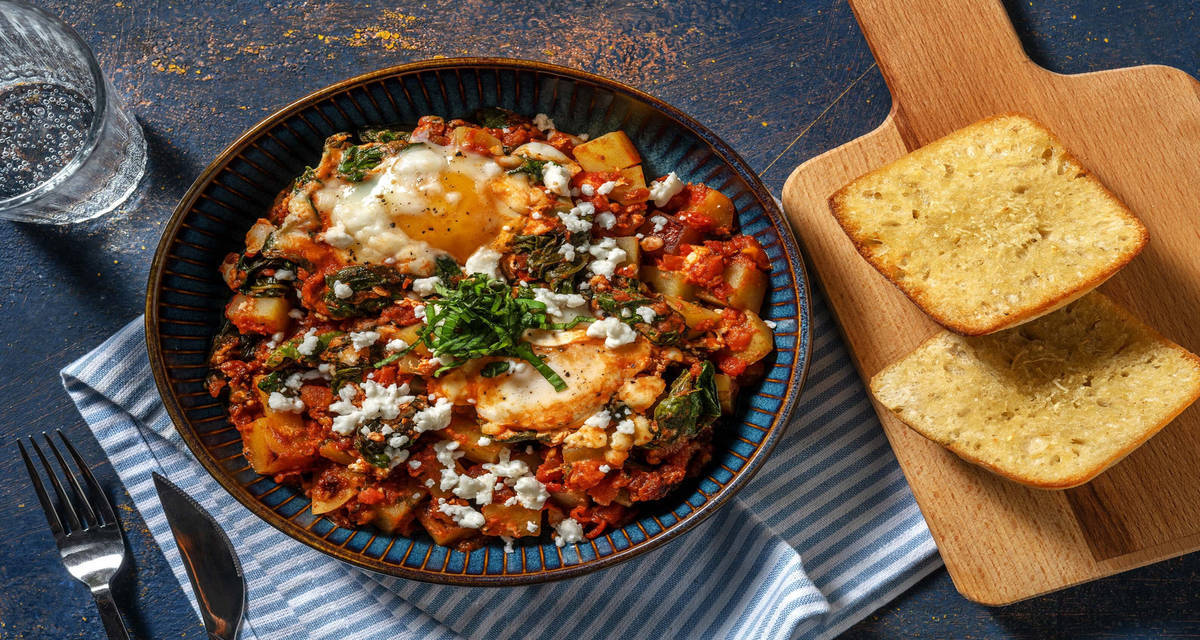 Shakshuka met aardappel en Italiaanse kruiden met geitenkaas en knoflookbrood
