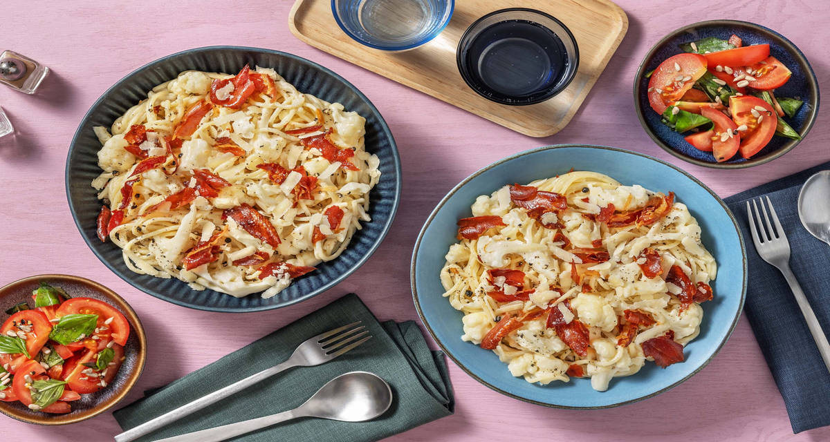 Prosciuttotoppad Cacio e pepe med kokt blomkål och knaprig tomatsallad